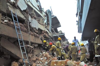 4日，印度卡納科納，救援人員正在搜尋被掩埋的幸存者和遇難者遺體。圖/東方IC