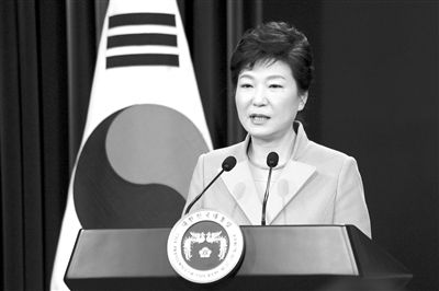 1月6日，韓國總統(tǒng)樸槿惠在首爾總統(tǒng)府青瓦臺(tái)舉行的新年記者會(huì)上發(fā)言。新華社發(fā)