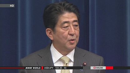 日本首相安倍晉三出發(fā)前往瑞士前接受記者采訪。