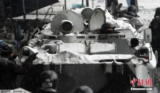 圖為烏克蘭警方派出裝甲車駛向抗議人群。