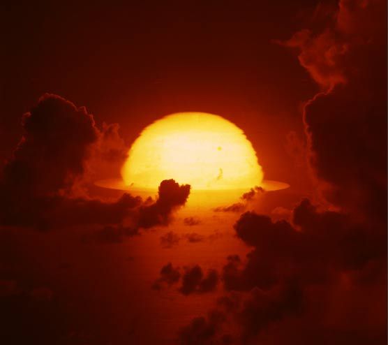 1961年，南太平洋上空，氫彈爆炸后的大火球開始擴散。