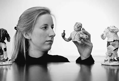 在英國(guó)倫敦，拍賣行員工展示邁森瓷器。