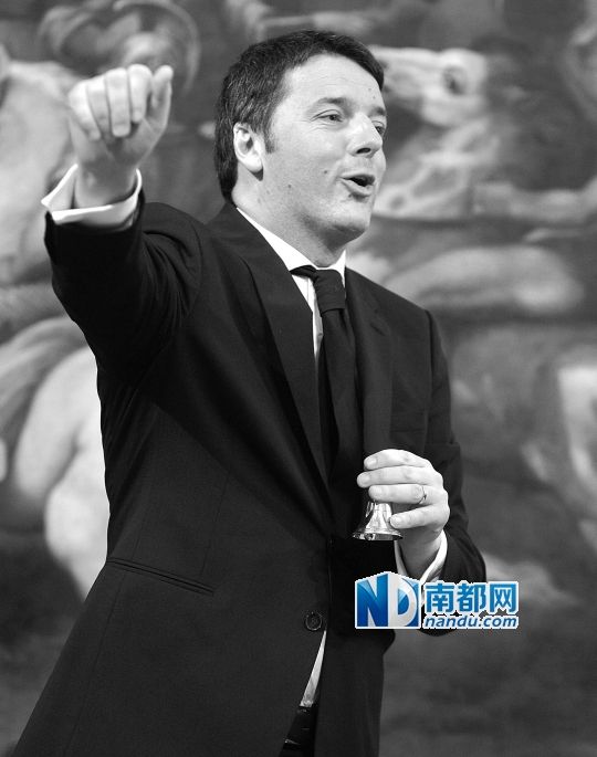 2月22日，在意大利羅馬總理府，新任總理馬泰奧·倫齊搖鈴象征正式行使總理權力。