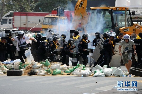 當(dāng)?shù)貢r(shí)間2月18日，泰國(guó)曼谷警方與示威者發(fā)生沖突。
