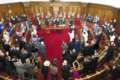 29日，倫敦，一對(duì)同性伴侶舉行結(jié)婚儀式。