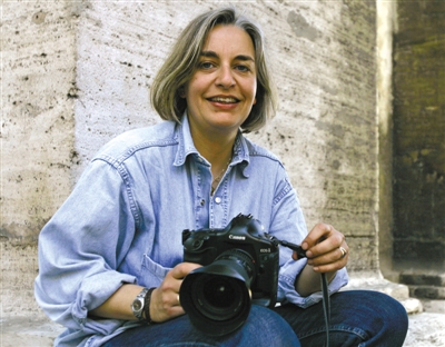 4日，安雅·尼德林豪斯在報(bào)道阿富汗大選期間被槍殺。