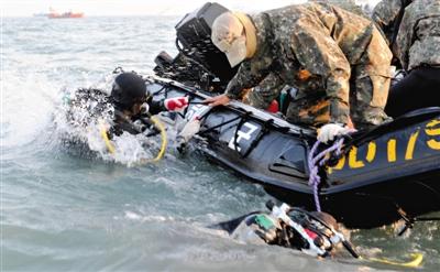 韓國拒捕11名歲月號(hào)船員 遇難者遺體多手指骨折