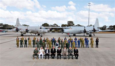 4月29日，參與搜尋馬航失聯(lián)客機(jī)的多國(guó)軍人和軍機(jī)在珀斯皮爾斯空軍基地合影。5月1日，馬航宣布搜尋進(jìn)入新階段，重點(diǎn)將借助不同技術(shù)擴(kuò)大海底搜尋。