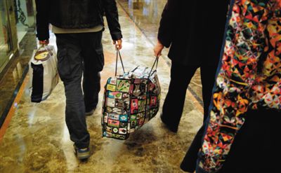 5月2日，馬航乘客家屬離開(kāi)麗都飯店。當(dāng)日，麗都飯店二層家屬區(qū)正式關(guān)閉，大部分家屬返鄉(xiāng)。