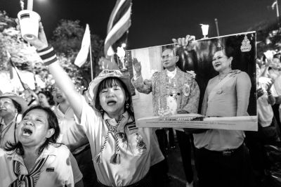 5日，泰國(guó)巴蜀府海濱度假勝地華欣，數(shù)萬(wàn)民眾身穿國(guó)王的代表色“黃色”T恤，自發(fā)上街，口喊“國(guó)王萬(wàn)歲”的口號(hào)。