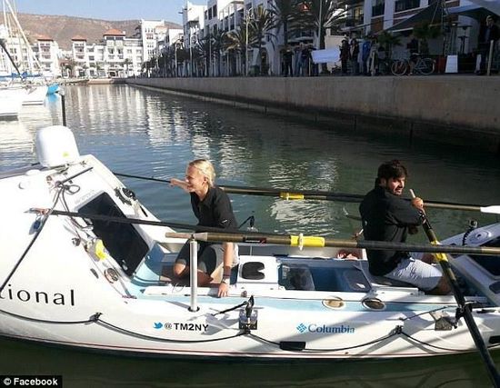 男女主角與他們的“小伙伴”，名叫“馬迪巴精神”的皮劃艇。