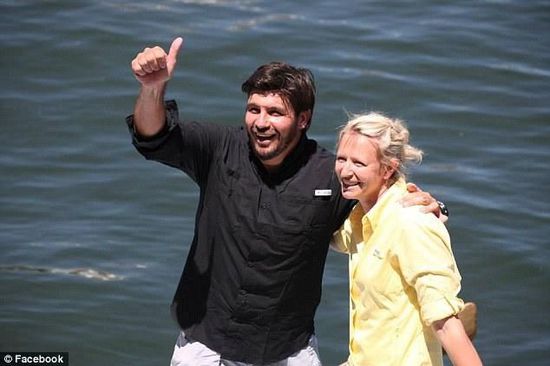 抵達(dá)邁阿密時，曼瑟驕傲地豎起了大拇指。