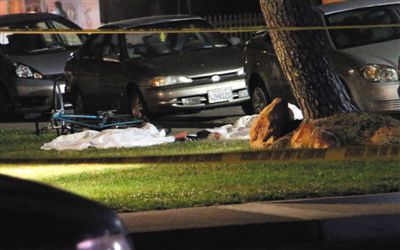 5月23日在美國加州大學圣巴巴拉分校附近的槍擊現(xiàn)場拍攝的死者遺體。