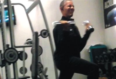 奧巴馬舉啞鈴時(shí)“不注意形象的表情”。