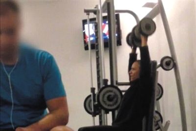 畫面中能看到健身房還有“其他人”。視頻截圖