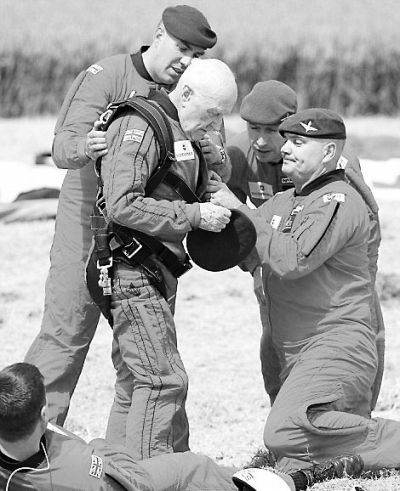 89歲的赫頓再次于70年前同一地點參加雙人跳傘。