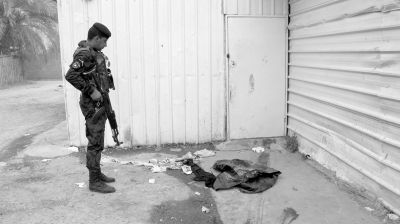 7月13日，伊拉克巴格達(dá)，警察在發(fā)生槍殺案的現(xiàn)場勘察。