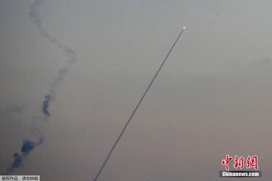 當(dāng)?shù)貢r(shí)間2014年7月13日，以色列斯德洛特，從加沙地帶飛往以色列境內(nèi)的導(dǎo)彈劃破夜空。