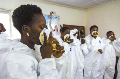 9月18日，塞拉利昂護(hù)士接受使用埃博拉防護(hù)裝備培訓(xùn)。新華社發(fā)