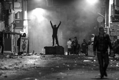 　10月8日，在土耳其伊斯坦布爾，同情難民遭遇的庫(kù)爾德人進(jìn)行游行示威，指責(zé)政府應(yīng)對(duì)“伊斯蘭國(guó)”武裝不