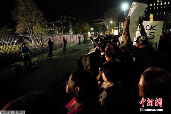 美國(guó)白宮前擠滿了抗議槍殺黑人青年的白人警察免遭起訴案件的美國(guó)民眾。