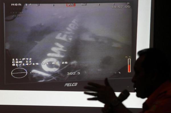 這是1月14日新加坡國防部長黃永宏在其社交網(wǎng)站上傳的亞航失事航班QZ8501機身照片。