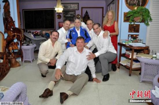 當(dāng)?shù)貢r間2015年2月28日，古巴哈瓦那，古巴前領(lǐng)導(dǎo)人菲德爾·卡斯特羅接見被美國釋放的5名間諜合影。