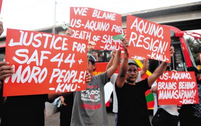 2月3日，菲律賓馬尼拉，民眾舉行示威游行悼念遇難的44名特警，并要求總統(tǒng)阿基諾下臺，對此次反恐行動失敗負責。