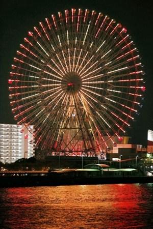 圖為該地晚上的夜景。