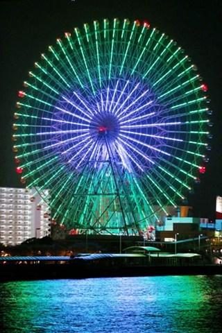 直徑100米的摩天輪上映出多種花式圖案。