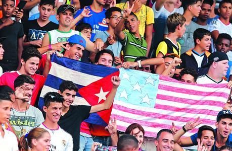 球迷為參加友誼賽的兩隊加油助威 球迷為參加友誼賽的兩隊加油助威