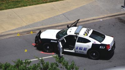 被槍手擊中的警車。新華社發(fā)