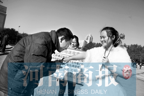 　一名男士上前，準備親吻女孩的手