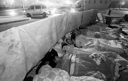 在寒冷的冬夜，為了能省點(diǎn)錢，方便接活，民工們?nèi)运跇蛳隆? complete=