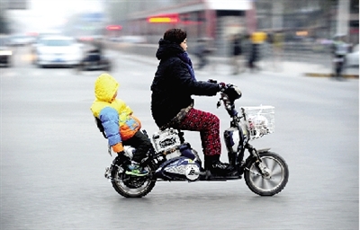 昨日下午，隴海西路桐柏路口，紅燈亮起的瞬間一輛電動車闖過路口。