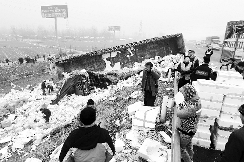 　京港澳高速長葛段，又一輛拉蔬菜的車翻在路邊