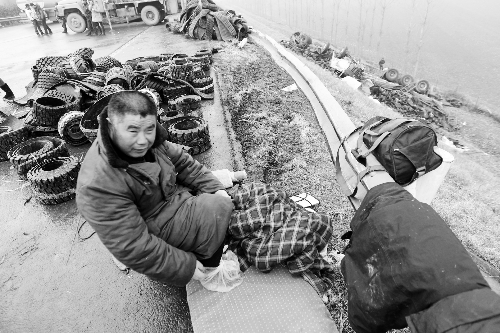 　出事司機的鞋找不到了，只好用塑料袋套著腳取暖