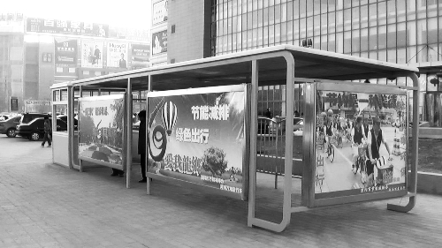 　建好的公共自行車車棚內(nèi)沒(méi)有一輛自行車