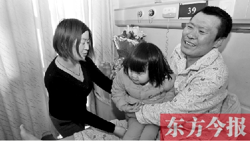 李剛患骨肉瘤急需手術(shù)，最放心不下的就是他的妻子、女兒
