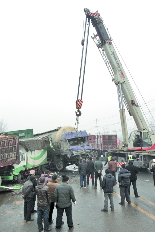 下坡濕滑 107國(guó)道新鄭盧家橋不下20輛車(chē)發(fā)生碰撞