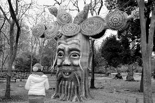 2月5日，游人在鄭州市人民公園內(nèi)欣賞一個由廢舊塑料瓶做裝飾的造型花燈。記者 王 錚 攝