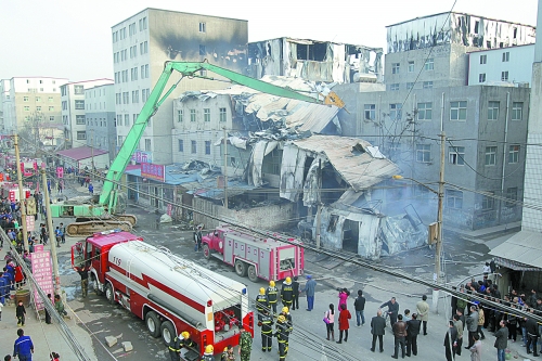 風(fēng)助火勢(shì)，6座相鄰的居民樓加建的板房樓陸續(xù)被大火引燃。