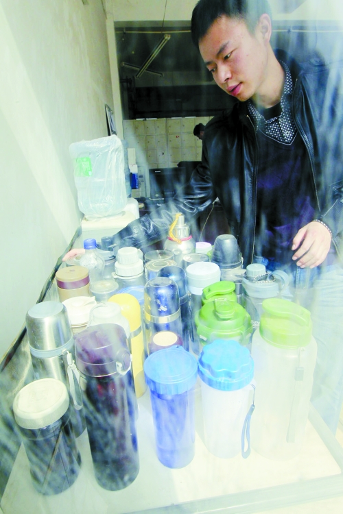 怕堵在路上，公交司機(jī)不敢喝水，把杯子放在了調(diào)度室