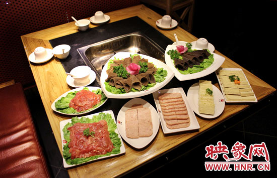 巴奴毛肚火鍋主打的就是半份的菜品。例如這個(gè)巴奴毛肚，整份的是42元，而半份只要21元，既便宜又實(shí)惠。