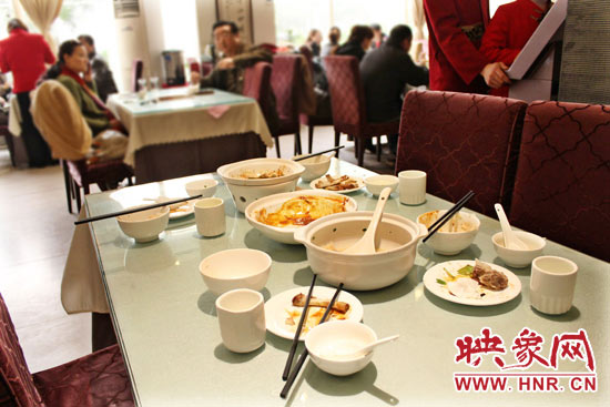 3月22日，阿五美食英協(xié)路店幾位顧客用完餐后，盤子里的食物所剩無(wú)幾。