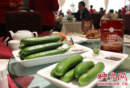 3月22日，阿五美食英協(xié)路店的服務(wù)員為我們展示大份菜品和小份菜品