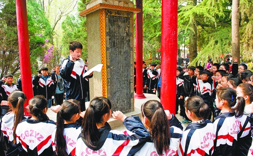 　　4月3日,宜陽(yáng)縣1000余名師生通過(guò)獻(xiàn)花、宣誓、掃墓、讀祭文等形式緬懷革命先烈。 田義偉 攝