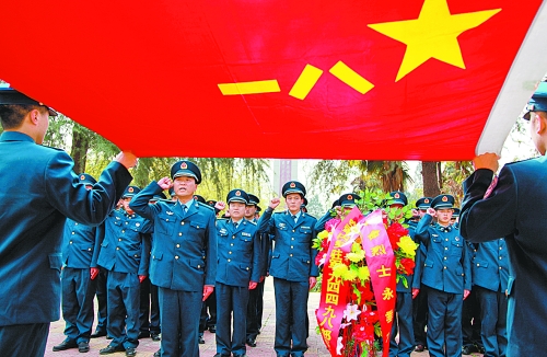 　　“我宣誓:保衛(wèi)祖國(guó)藍(lán)天不受侵犯!”4月3日,濟(jì)空某部的官兵來(lái)到內(nèi)鄉(xiāng)縣烈士陵園掃墓,通過(guò)敬獻(xiàn)花籃、