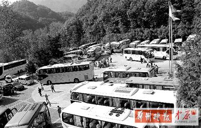 嵩縣各個(gè)景區(qū)門前都是車水馬龍 嵩縣各個(gè)景區(qū)門前都是車水馬龍