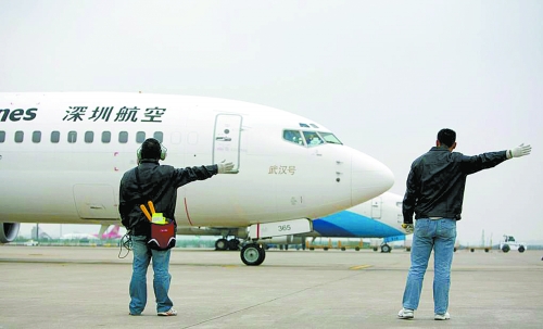 機(jī)場工作人員在指揮飛機(jī)起飛 機(jī)場工作人員在指揮飛機(jī)起飛